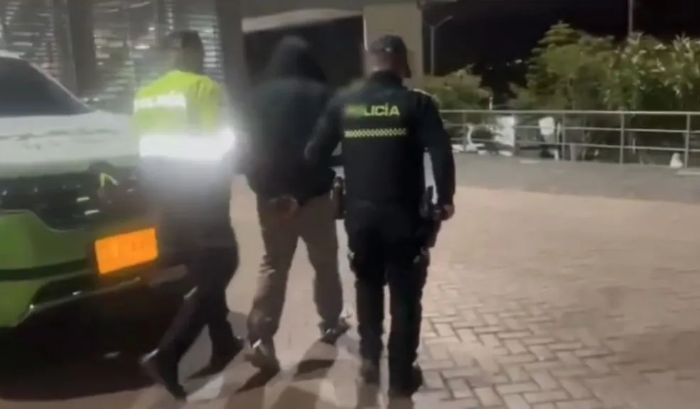 En Ciudad Bolívar: capturan a dos hombres con historial delictivo tras intentar huir en un carro robado 2 En Ciudad Bolívar: capturan a dos hombres con historial delictivo tras intentar huir en un carro robado Una rápida acción de la Policía Nacional en Ciudad Bolívar permitió la captura en flagrancia de dos hombres que intentaban huir en una camioneta robada.
