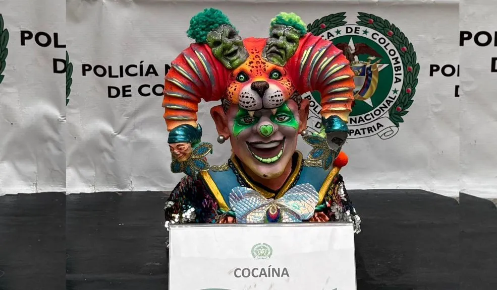 Caninos detectaron más de 3 kilos de cocaína ocultos en una escultura que venía desde Pasto Unidades de la Policía Metropolitana de Bogotá, con apoyo de los caninos Rocco y Lastra, lograron interceptar un envío internacional de droga oculto en una encomienda de mensajería terrestre.