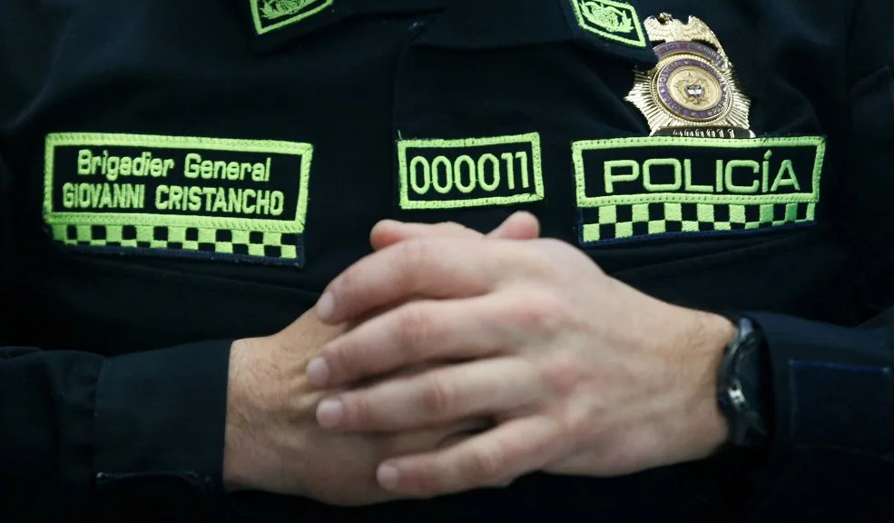 Puente Aranda: en el barrio San Eusebio robaron una camioneta de la Policía Ni la propia Policía se salva de la delincuencia. Uno de los hechos más recientes ocurrió cuando una camioneta perteneciente a la Dirección de Protección y Servicios Especiales de la Policía Nacional (DIPRO) fue robada a un funcionario en medio de un cruce de disparos, la noche del jueves en Puente Aranda.