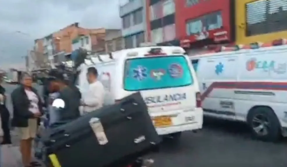 En Bosa: accidente entre vehículo y motocicleta afecta la movilidad 1 En Bosa: accidente entre vehículo y motocicleta afecta la movilidad La movilidad en la localidad de Bosa se vio fuertemente afectada la tarde de este sábado tras un siniestro vial registrado en la avenida Guayacanes.