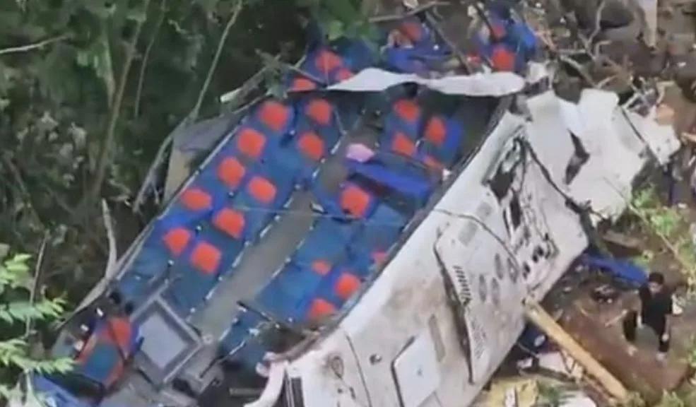 Bus con estudiantes cayó al vacío: hay 16 personas muertas y 19 heridas