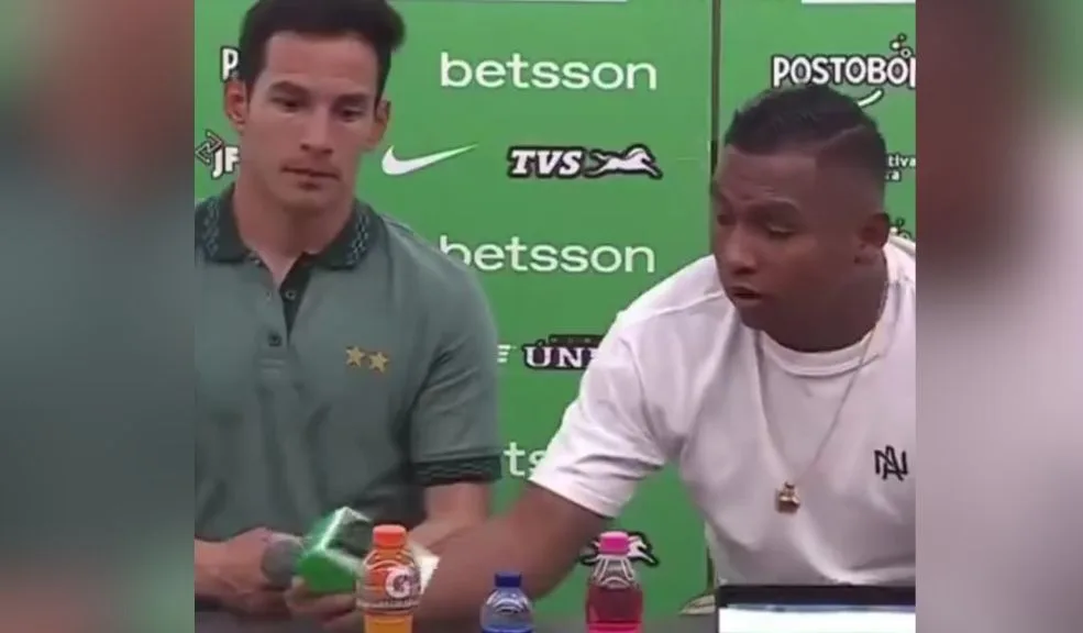 Viral: Alfredo Morelos se 'robó' un reloj en una rueda de prensa