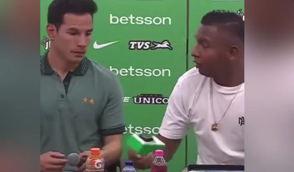 Viral: Alfredo Morelos se 'robó' un reloj en una rueda de prensa 