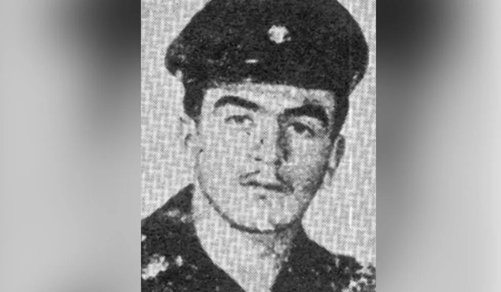 ‘Desquite’, el bandido más temido de la Violencia que sembró terror con machete y fusil Fue uno de los asesinos más crueles de la época de La Violencia en Colombia.
José William Aranguren, alias ‘Desquite’ o ‘Capitán Venganza’, lideró masacres, secuestros y venganzas que dejaron decenas de muertos en Tolima y Caldas.
Su historia terminó en 1964, cuando cayó tras ser delatado por un detalle tan simple como unas pilas.
Conozca el relato completo del bandido que hizo del terror su sello.