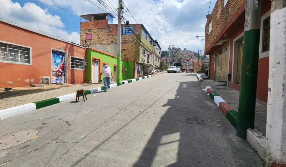 Rafael Uribe: madrugada letal en el barrio Palermo Alto A pocos minutos de iniciada la madrugada de ayer, un hombre perdió la vida tras recibir un ataque a tiros en las montañas del barrio Palermo Alto, en Rafael Uribe, específicamente en el sector conocido como Buenos Aires. La víctima no ha podido ser identificada por las autoridades.