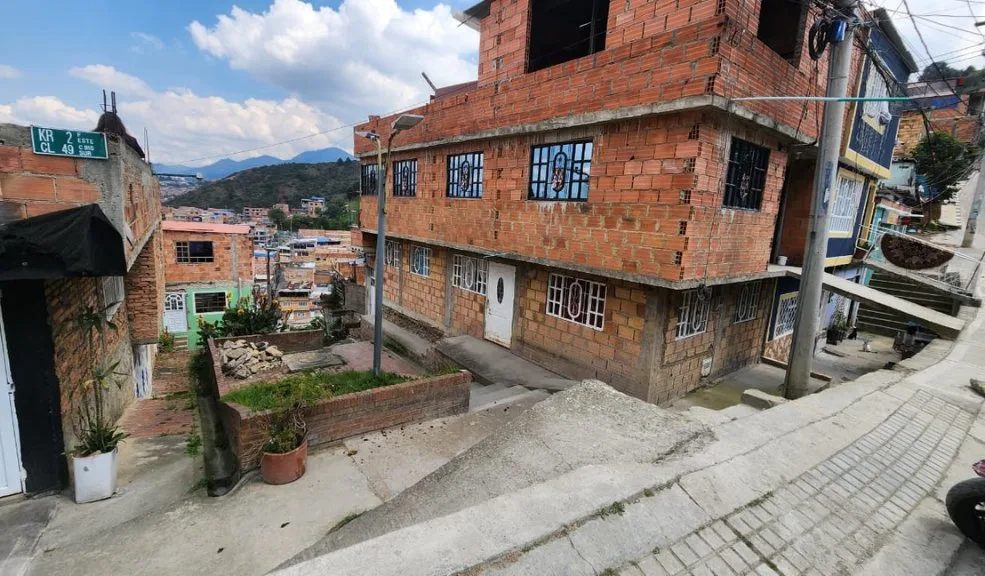 Rafael Uribe: madrugada letal en el barrio Palermo Alto A pocos minutos de iniciada la madrugada de ayer, un hombre perdió la vida tras recibir un ataque a tiros en las montañas del barrio Palermo Alto, en Rafael Uribe, específicamente en el sector conocido como Buenos Aires. La víctima no ha podido ser identificada por las autoridades.