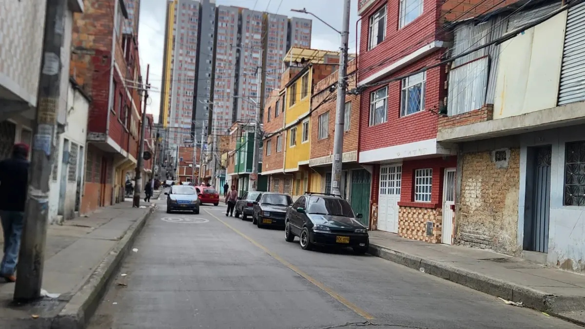 Rafael Uribe: muerte a bala de un menor en la madrugada Cuando apenas transcurrían los primeros minutos de la madrugada de ayer, un joven de 16 años fue asesinado en la localidad de Rafael Uribe Uribe, cerca a una de las vías principales de este concurrido sector.