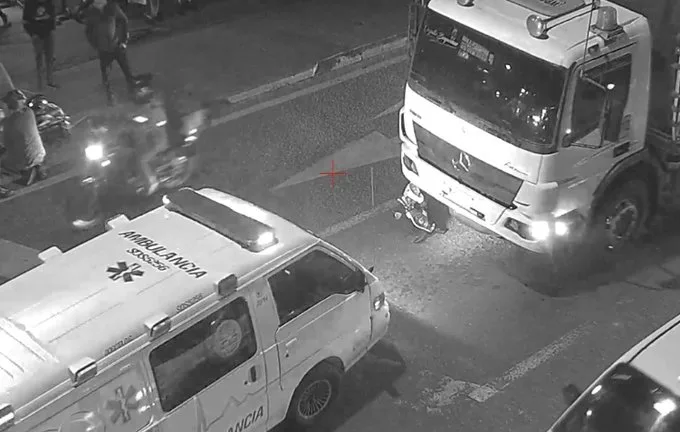 Bosa: choque entre motociclista y carreta genera caos en la Av. Villavicencio 2 Bosa: choque entre motociclista y carreta genera caos en la Av. Villavicencio Hace pocos minutos se presentó un siniestro vial en la avenida Villavicencio con calle 53A, entre un motociclista y una carreta. También hubo otros siniestros en Engativá y Tunjuelito. Se los contamos.