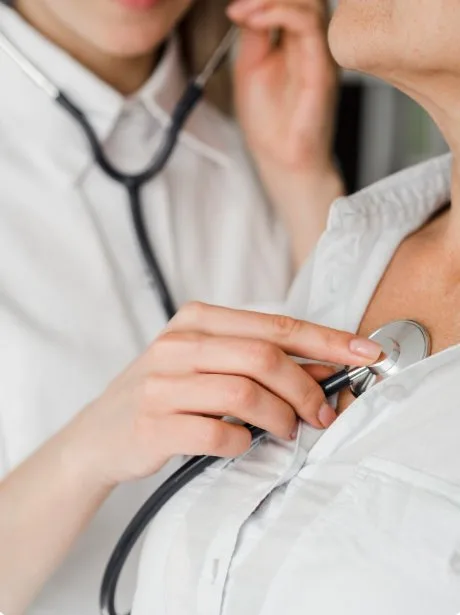 ¡Se pusieron las pilas! Interventor mete el acelerador para mejorar la atención en salud Con plata en mano y visitas a los hospitales, la intervención busca que a los 2.7 millones de afiliados no les falte la cita ni el remedio.