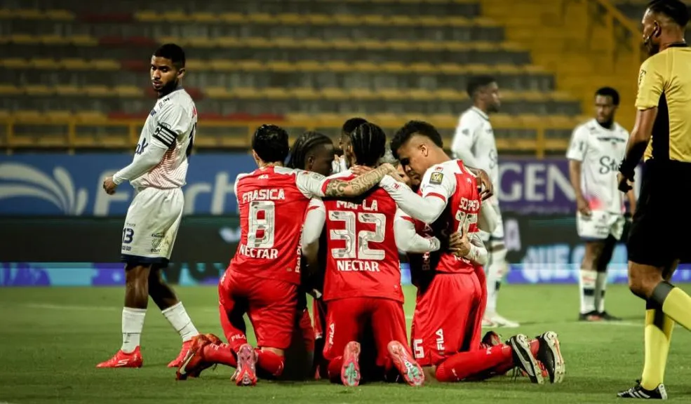 Santa Fe cierra ciclos y alista renovación de su nómina para el 2026 4 Santa Fe cierra ciclos y alista renovación de su nómina para el 2026 Santa Fe planea su nómina para el 2026, con la que afrontará la Liga y la Copa Libertadores. Estos son los jugadores que no continuarán en el 'Primer Campeón'.