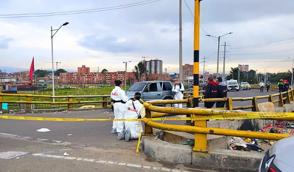 Santa Fe: tiroteo mortal en el centro de Bogotá Una intensa persecución policial, que pareció una escena de película y que comenzó en el norte de Bogotá, terminó en tragedia en pleno centro de la ciudad. El operativo, que se inició en la localidad de Suba, concluyó en la calle 6 con carrera 10, en Santa Fe, donde se registró un tiroteo que dejó una persona muerta, dos capturados y dos más que lograron escapar.