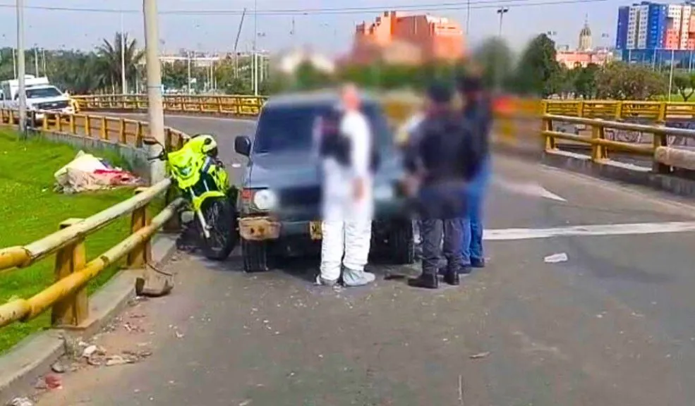 Santa Fe: tiroteo mortal en el centro de Bogotá Una intensa persecución policial, que pareció una escena de película y que comenzó en el norte de Bogotá, terminó en tragedia en pleno centro de la ciudad. El operativo, que se inició en la localidad de Suba, concluyó en la calle 6 con carrera 10, en Santa Fe, donde se registró un tiroteo que dejó una persona muerta, dos capturados y dos más que lograron escapar.