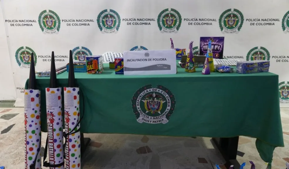En Kennedy: incautan más de 80 kilos en pólvora dentro de supermercados Durante las inspecciones adelantadas en el sector de Patio Bonito I, en Kennedy, se descubrió que varios establecimientos comerciales almacenaban grandes cantidades de pólvora de forma irregular.