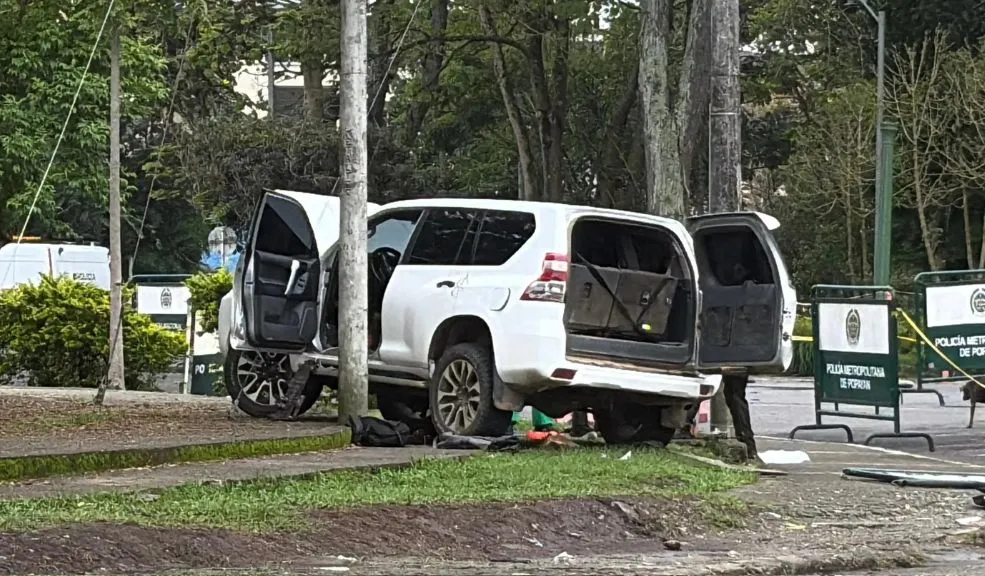 Se evitó una tragedia en Popayán: autoridades desactivaron explosivos de un carro bomba La tranquilidad del sur de Popayán se vio alterada por el abandono de una camioneta en la zona aledaña a una estación de Policía. Tras el aviso de los vecinos a las autoridades, las sospechas fueron confirmadas: en el interior del vehículo se encontraron artefactos explosivos que serían accionados de manera remota.