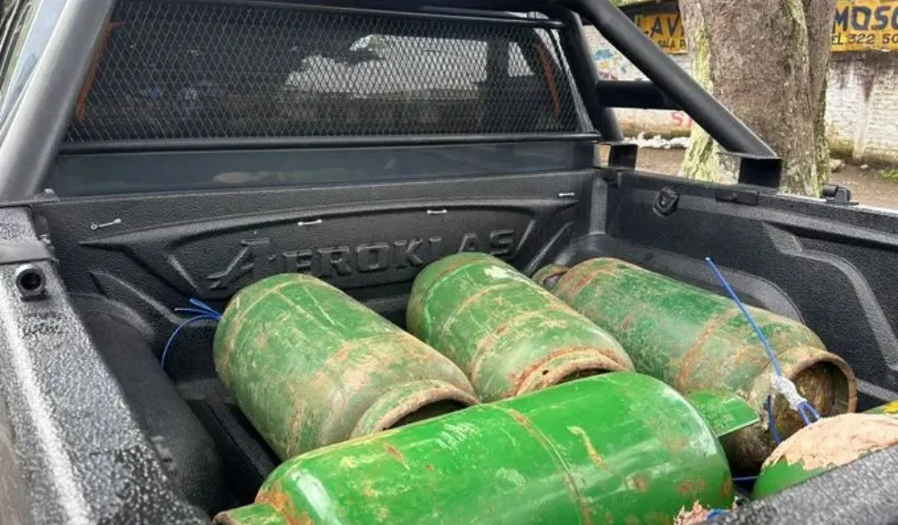 Se evitó una tragedia en Popayán: autoridades desactivaron explosivos de un carro bomba La tranquilidad del sur de Popayán se vio alterada por el abandono de una camioneta en la zona aledaña a una estación de Policía. Tras el aviso de los vecinos a las autoridades, las sospechas fueron confirmadas: en el interior del vehículo se encontraron artefactos explosivos que serían accionados de manera remota.