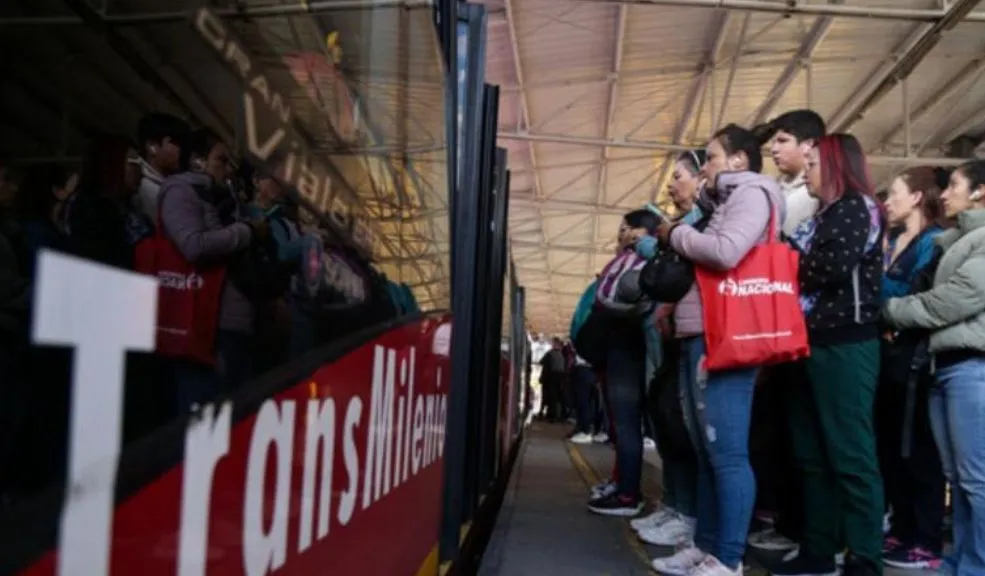 Trasladan a seis revendedores de pasajes de TransMilenio a centros de protección 2 Trasladan a seis revendedores de pasajes de TransMilenio a centros de protección En una acción contra las irregularidades en el sistema de transporte masivo, la Policía Metropolitana de Bogotá y el Distrito lograron la aprehensión de seis personas dedicadas a la reventa de pasajes en el centro de la ciudad.