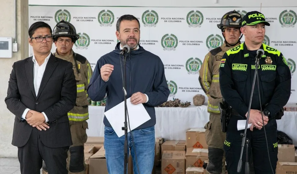 Se registra primer caso de quemadura pese al decomiso de casi una tonelada de pólvora Las autoridades de Bogotá intensificaron los operativos para prevenir la venta y el uso ilegal de pólvora, con el objetivo de proteger la vida de la ciudadanía durante la temporada decembrina. A la fecha, ya se registra una persona con quemaduras y cerca de una tonelada de material pirotécnico incautado, elementos que representaban un alto riesgo para niñas, niños y familias.