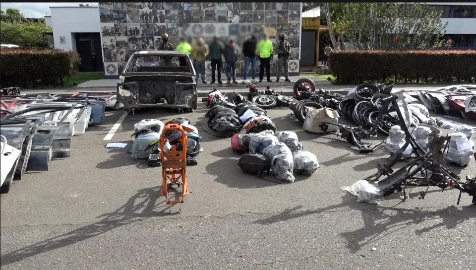 Seis capturados y golpe de $4.500 millones a red de hurto de vehículos y autopartes en Bogotá A través de la Operación 'San Antonio', las autoridades capturaron a seis personas y le dieron un fuerte golpe a la economía de esta red criminal de alrededor de $4.500 millones. En medio de los operativos fueron recuperados 16 vehículos y 830 autopartes.