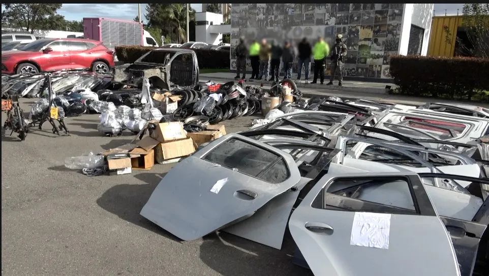 Seis capturados y golpe de $4.500 millones a red de hurto de vehículos y autopartes en Bogotá A través de la Operación 'San Antonio', las autoridades capturaron a seis personas y le dieron un fuerte golpe a la economía de esta red criminal de alrededor de $4.500 millones. En medio de los operativos fueron recuperados 16 vehículos y 830 autopartes.