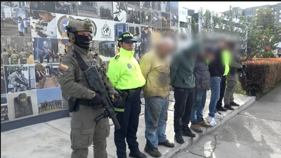 Seis capturados y golpe de $4.500 millones a red de hurto de vehículos y autopartes en Bogotá A través de la Operación 'San Antonio', las autoridades capturaron a seis personas y le dieron un fuerte golpe a la economía de esta red criminal de alrededor de $4.500 millones. En medio de los operativos fueron recuperados 16 vehículos y 830 autopartes.