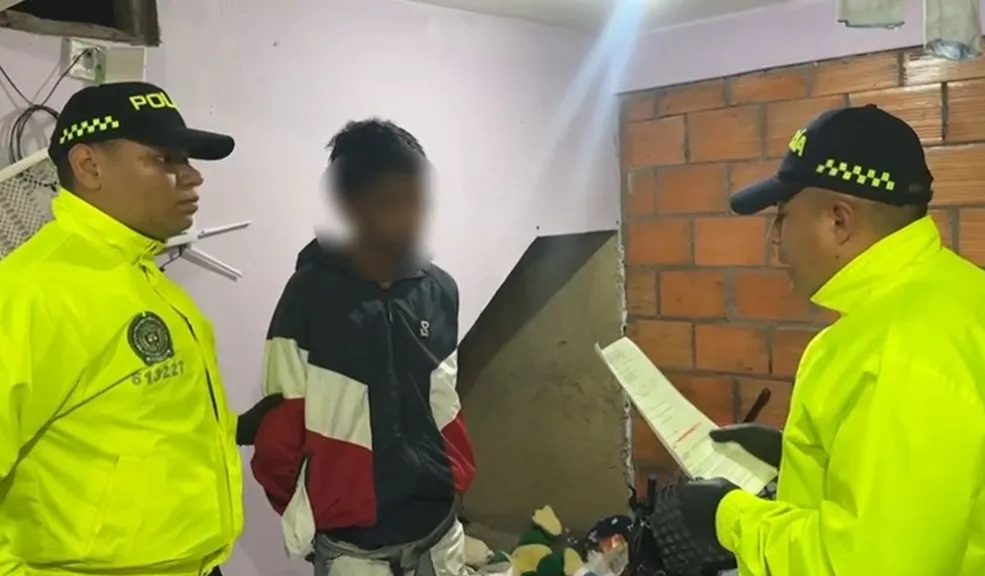 Sibaté: cayó ‘Frank’, el falso miembro del Tren de Aragua que tenía a todos atemorizados En Sibaté, las autoridades lograron capturar de alias ‘Frank’, un ciudadano venezolano que se hacía pasar por integrante del Tren de Aragua y extorsionaba a comerciantes del municipio mediante amenazas enviadas por redes sociales.