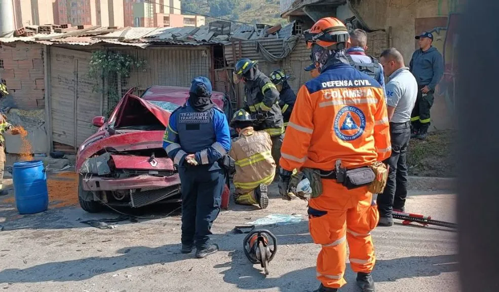 Soacha: Jhon fue la víctima del impactante siniestro en la vía a Ciudadela Sucre Jhon Estiven Estrada Romero fue el hombre que permaneció sin vida y atrapado entre las latas de un carro particular que protagonizó un siniestro vial contra un bus de servicio colectivo, en el municipio de Soacha, en la mañana de ayer. Este hecho paralizó la movilidad de la zona y estremeció a las personas que presenciaron la escena, donde además cinco personas resultaron lesionadas.