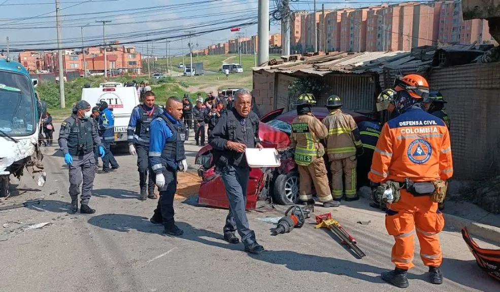 Soacha: Jhon fue la víctima del impactante siniestro en la vía a Ciudadela Sucre Jhon Estiven Estrada Romero fue el hombre que permaneció sin vida y atrapado entre las latas de un carro particular que protagonizó un siniestro vial contra un bus de servicio colectivo, en el municipio de Soacha, en la mañana de ayer. Este hecho paralizó la movilidad de la zona y estremeció a las personas que presenciaron la escena, donde además cinco personas resultaron lesionadas.