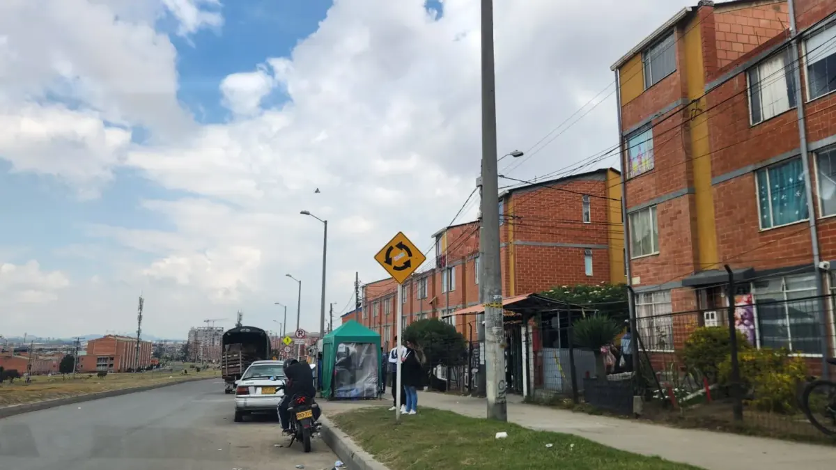 Soacha: ataque por la espalda a Hellen a la entrada de un conjunto Una joven de tan solo 18 años fue la víctima mortal de un silencioso, pero aterrador crimen cometido en la entrada de uno de los conjuntos de San Mateo, en el vecino municipio de Soacha, en la noche del viernes. Helen Tatiana Quintana Rodríguez fue atacada a disparos en un hecho que ha causado profunda consternación entre los residentes del sector.