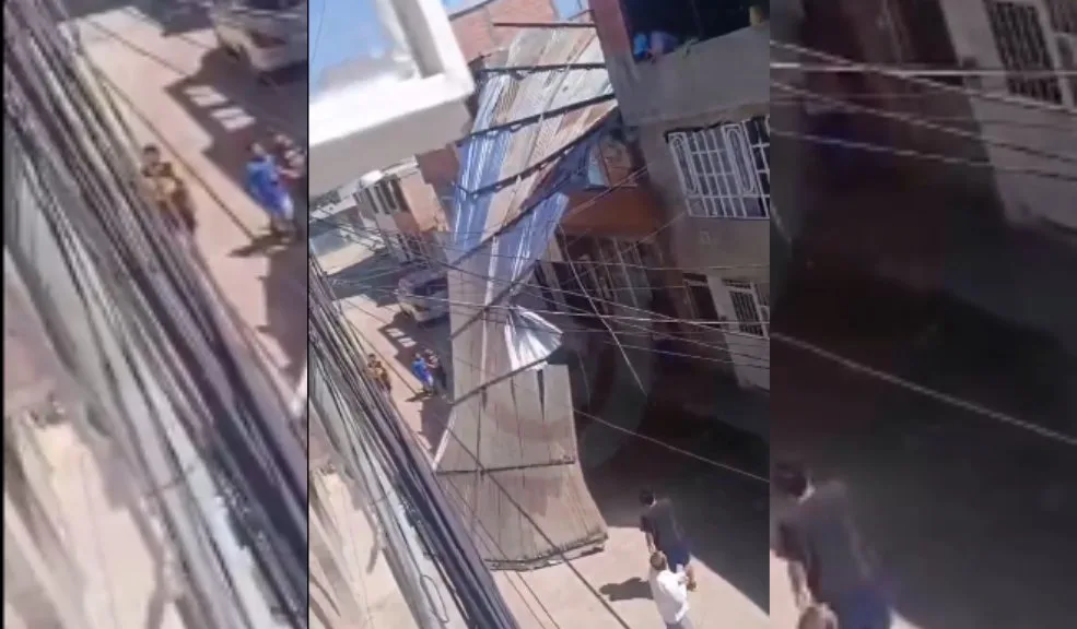 Soacha: fuertes vientos dejaron una vivienda sin techo en Villa Luz Durante la mañana de este domingo, fuertes vientos provocaron la caída del techo de una vivienda ubicada en el barrio Villa Luz, en el municipio de Soacha, generando momentos de angustia entre los habitantes del sector.