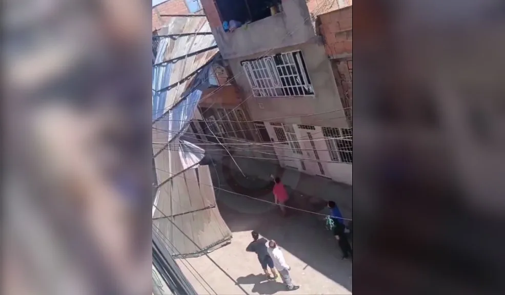 Soacha: fuertes vientos dejaron una vivienda sin techo en Villa Luz 1 Soacha: fuertes vientos dejaron una vivienda sin techo en Villa Luz Durante la mañana de este domingo, fuertes vientos provocaron la caída del techo de una vivienda ubicada en el barrio Villa Luz, en el municipio de Soacha, generando momentos de angustia entre los habitantes del sector.