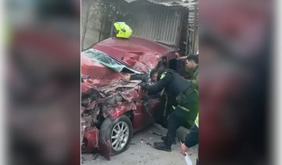 Soacha: impactante accidente entre buseta y automóvil en Ciudad Sucre En la madrugada de este 8 de diciembre se registró un impactante accidente en Ciudad Sucre (Soacha). En la colisión estuvieron involucrados una buseta y un automóvil; una persona falleció y varias más resultaron heridas.
