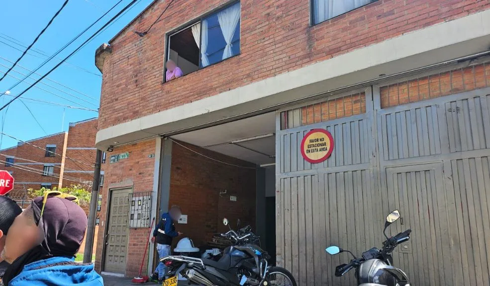 Suba: domiciliarios venezolanos agreden a una familia y vandalizan su carro Por medio de redes sociales, una mujer denunció la agresión que vivió junto a su familia a las afueras del Outlet de la Floresta, en la localidad de Suba, por parte de un grupo de domiciliarios, al parecer, de nacionalidad venezolana. Los sujetos habrían golpeado al esposo y al padre de la mujer, además de amenazar de muerte a un menor de un año de edad.