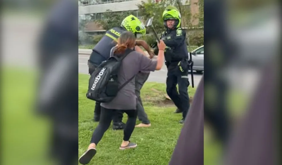 Suba: joven denunció que limpiavidrios la agredieron por negarse a su servicio Por medio de redes sociales, una joven denunció que un grupo de limpiavidrios en Suba le rompió el panorámico del carro y la agredió a ella y a su mamá por negarse al servicio que le ofrecían mientras esperaba el cambio del semáforo.