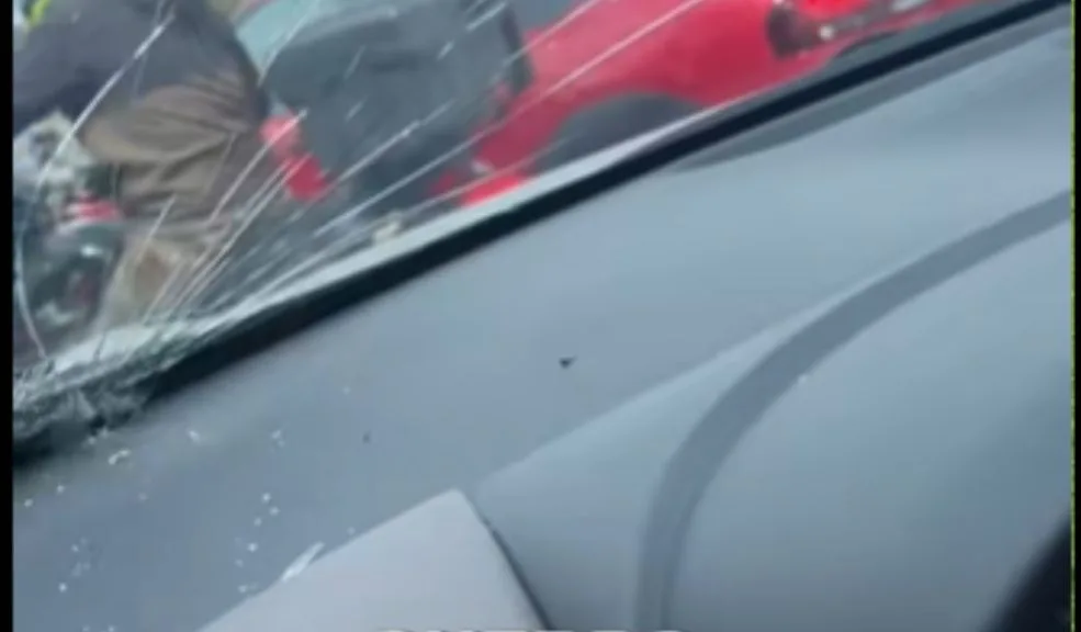Suba: joven denunció que limpiavidrios la agredieron por negarse a su servicio Por medio de redes sociales, una joven denunció que un grupo de limpiavidrios en Suba le rompió el panorámico del carro y la agredió a ella y a su mamá por negarse al servicio que le ofrecían mientras esperaba el cambio del semáforo.