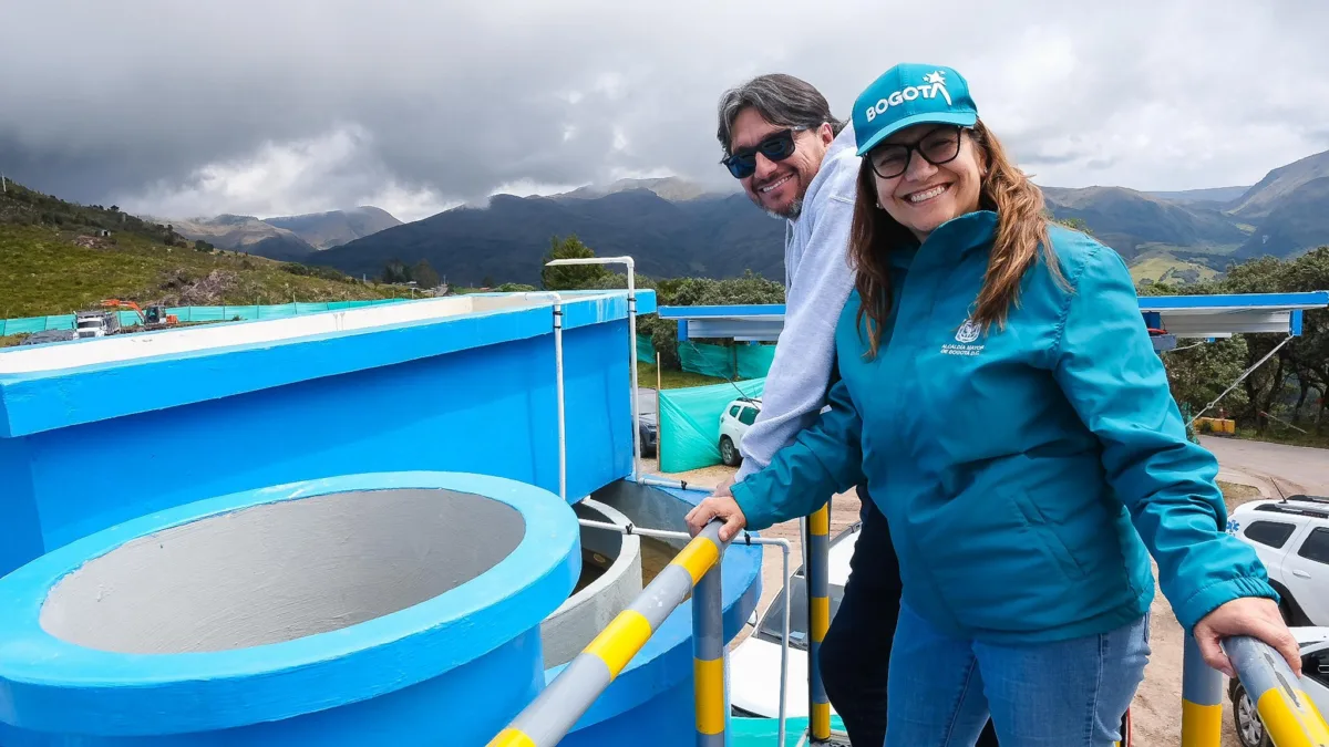 Sumapaz ya cuenta con la segunda planta de tratamiento de agua potable 2 Sumapaz ya cuenta con la segunda planta de tratamiento de agua potable Con la llegada de la segunda planta de tratamiento de agua se benefician 160 familias en Sumapaz, garantizando una mejor calidad del líquido y reduciendo los riesgos en la salud. Este avance hace parte del plan de modernización rural que adelanta la Secretaría Distrital del Hábitat para mejorar las condiciones de vida en esta localidad campesina.