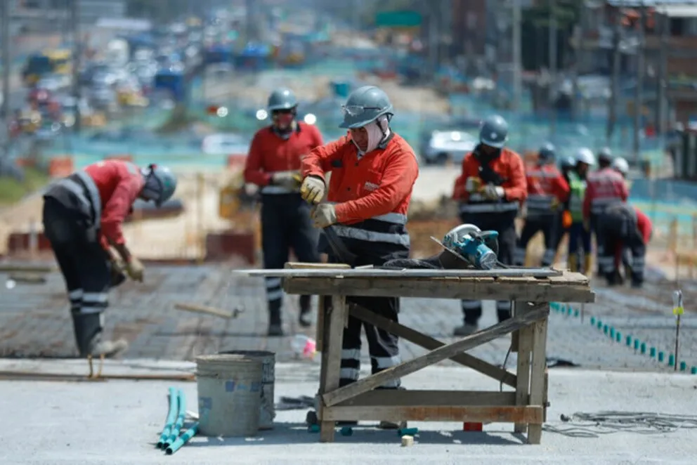 Troncal Calle 13: aprobado crédito de $670.000 millones para su construcción 2 Troncal Calle 13: aprobado crédito de $670.000 millones para su construcción Para continuar avanzando con estas obras, TransMilenio obtuvo un crédito de $670.000 millones con el fin de entregar la troncal en 2030, y no en 2034, año en el que culminará el desembolso de los aportes por parte de la Nación y el Distrito.