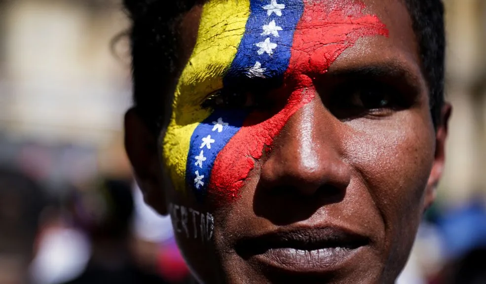 Trump ordena bloqueo de petroleros que entren o salgan de Venezuela El presidente de Estados Unidos, Donald Trump, ha anunciado este martes un bloqueo "completo y total" contra todos los petroleros que entren y salgan desde Venezuela, país al que ha acusado de "apropiarse de (su)" crudo y al que ha amenazado con elevar las hostilidades si no lo devuelve "de inmediato" a Washington. Además, ha declarado organización terrorista al "régimen" de Nicolás Maduro.