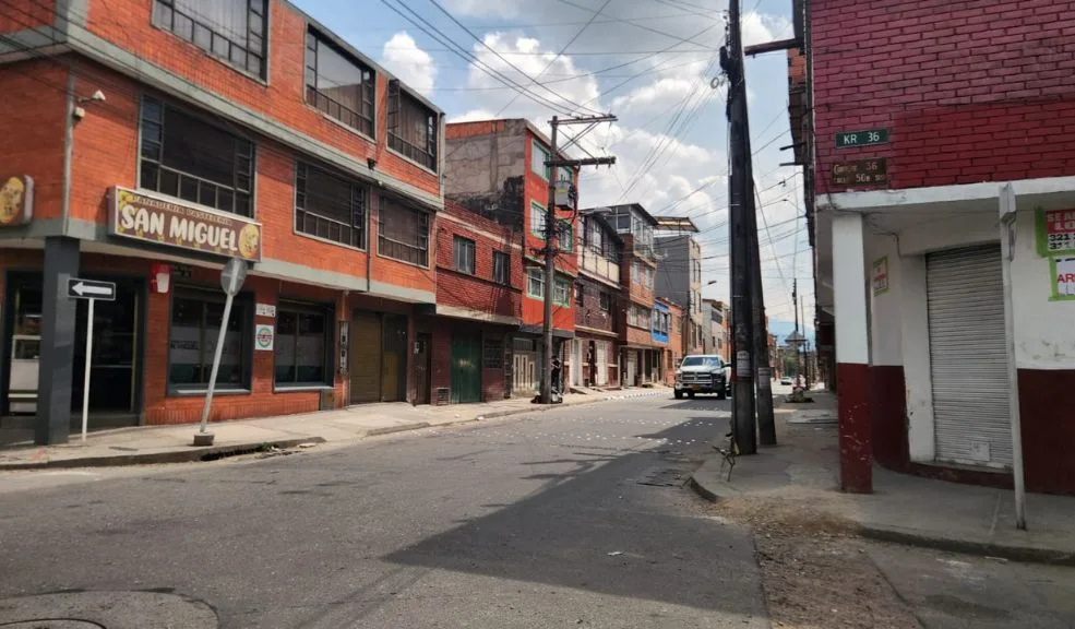 Tunjuelito: Marlon perdió la vida en una riña en el barrio Fátima En medio de la extensa celebración que se suele agasajar en los barrios populares del sur de Bogotá, durante la Noche de las Velitas, la rumba que se extiende hasta la madrugada terminó en tragedia: una riña mortal cobró la vida de un hombre identificado por las autoridades como Marlon Robles Jiménez, en las primeras horas de ayer.