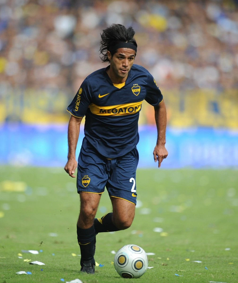 Fabián Vargas: “No jugaba solo por dinero, quería ganarlo absolutamente todo” En diálogo con Q'HUBO, el futbolista Fabián Vargas —quien creció en el barrio Policarpa y se convirtió en el bogotano más exitoso en su disciplina— habló sobre su destacada carrera. La entrevista incluyó temas como su paso por Boca Juniors, sus experiencias con la Selección Colombia y anécdotas en la élite del fútbol.
