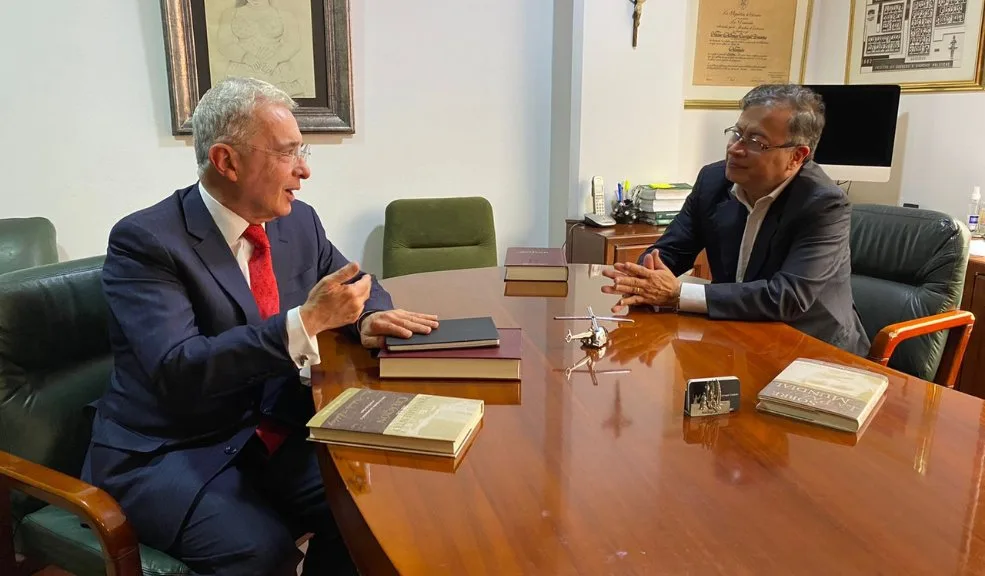 Uribe y Petro rivalizan en redes sociales por el caso de 'Los 12 Apóstoles' El expresidente Álvaro Uribe acusó este sábado al jefe de Estado, Gustavo Petro, de manipular a la justicia colombiana y ocultar los fracasos de su administración en la condena a su hermano, Santiago Uribe; mientras que el mandatario criticó la actitud de Estados Unidos que conocía desde hace décadas de la existencia del grupo paramilitar 'Los 12 Apóstoles'.