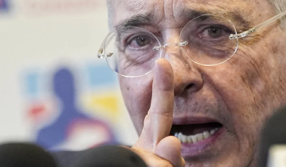 Uribe y Petro rivalizan en redes sociales por el caso de 'Los 12 Apóstoles' 2 Uribe y Petro rivalizan en redes sociales por el caso de 'Los 12 Apóstoles' El expresidente Álvaro Uribe acusó este sábado al jefe de Estado, Gustavo Petro, de manipular a la justicia colombiana y ocultar los fracasos de su administración en la condena a su hermano, Santiago Uribe; mientras que el mandatario criticó la actitud de Estados Unidos que conocía desde hace décadas de la existencia del grupo paramilitar 'Los 12 Apóstoles'.