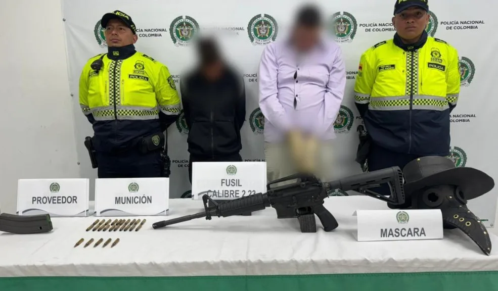 Usaquén: capturan a dos hombres que disparaban un fusil en plena calle de Canaima En el barrio Canaima, en la localidad de Usaquén, fueron capturados dos sujetos que habrían estado disparando al aire con un fusil de largo alcance en plena vía pública, muy cerca de un centro comercial. Entre los elementos incautados se encontraron una máscara con características particulares y un automóvil.