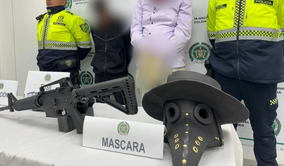 Usaquén: capturan a dos hombres que disparaban un fusil en plena calle de Canaima 1 Usaquén: capturan a dos hombres que disparaban un fusil en plena calle de Canaima En el barrio Canaima, en la localidad de Usaquén, fueron capturados dos sujetos que habrían estado disparando al aire con un fusil de largo alcance en plena vía pública, muy cerca de un centro comercial. Entre los elementos incautados se encontraron una máscara con características particulares y un automóvil.