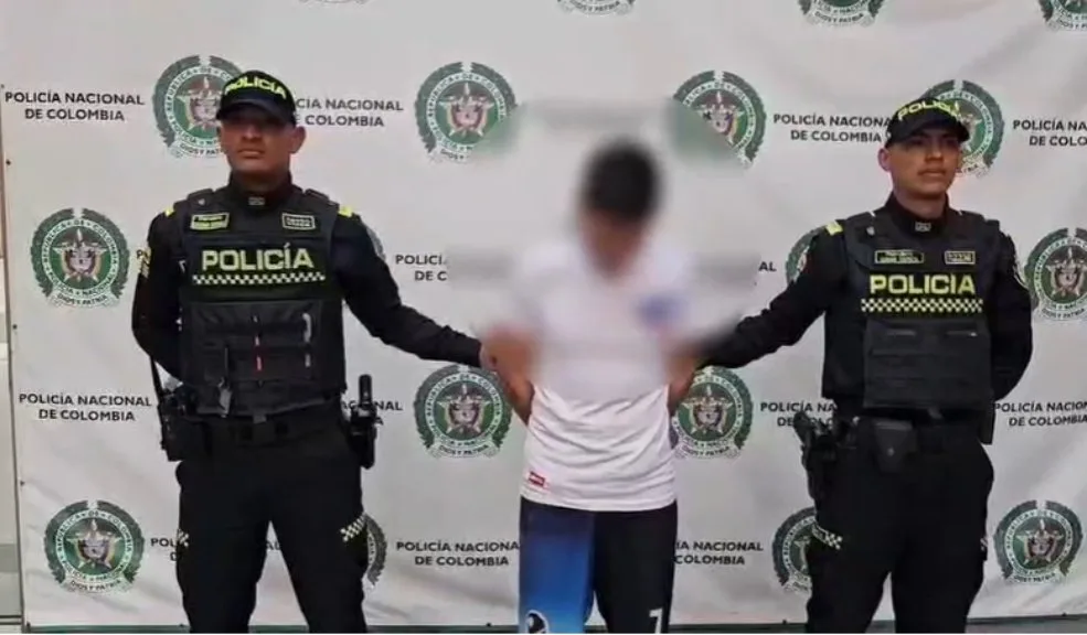 Usme: cayó ‘El Zarco’, señalado de múltiples abusos sexuales a mujeres Capturaron en Usme a ‘El Zarco’, presunto abusador de múltiples mujeres de entre 16 y 25 años, a quienes intimidaba y trasladaba a zonas boscosas del parque ‘Entrenubes’ para agredirlas.
