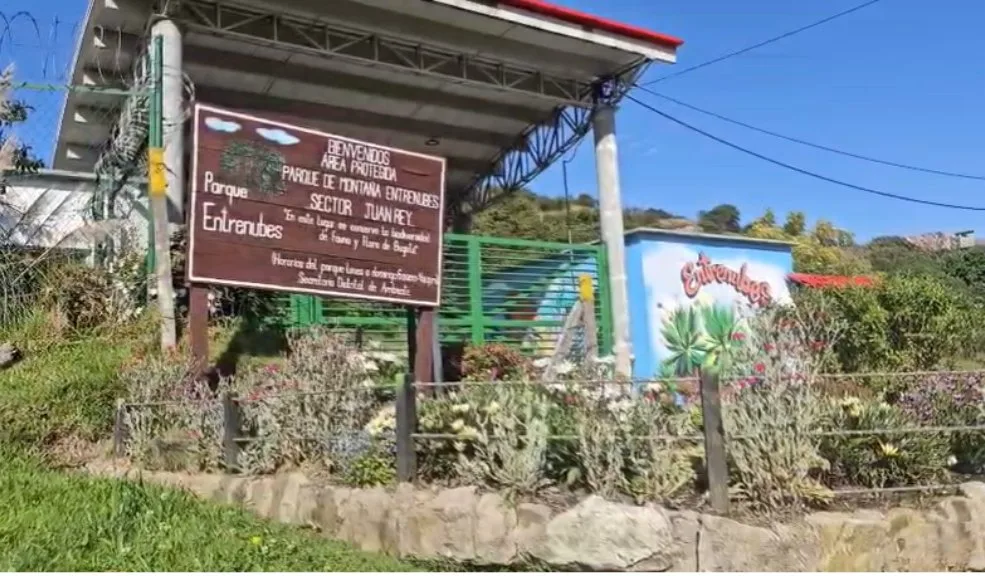 Usme: cayó ‘El Zarco’, señalado de múltiples abusos sexuales a mujeres Capturaron en Usme a ‘El Zarco’, presunto abusador de múltiples mujeres de entre 16 y 25 años, a quienes intimidaba y trasladaba a zonas boscosas del parque ‘Entrenubes’ para agredirlas.