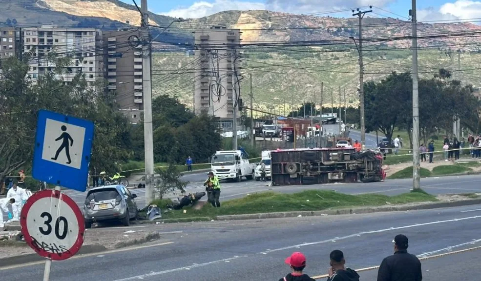 Usme: peatón falleció en accidente múltiple en Yomasa La mañana de este miércoles 10 de diciembre comenzó con angustia en la intersección de la Y de Yomasa, en la localidad de Usme, donde un siniestro vial múltiple sorprendió a quienes transitaban por la zona hacia las 7:30 a. m. Lo que debía ser un cruce habitual se convirtió en segundos en una escena de caos y dolor.