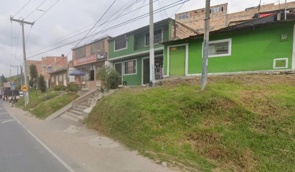 Usme: riña, puñal y muerte en Barbería de Usminia Dentro de una barbería ubicada en la última esquina sur del barrio Usminia, en la localidad de Usme, un joven fue atacado con un arma cortopunzante, hecho que terminó costándole la vida minutos más tarde. La víctima fue identificada como Andrés Felipe González Flórez.
