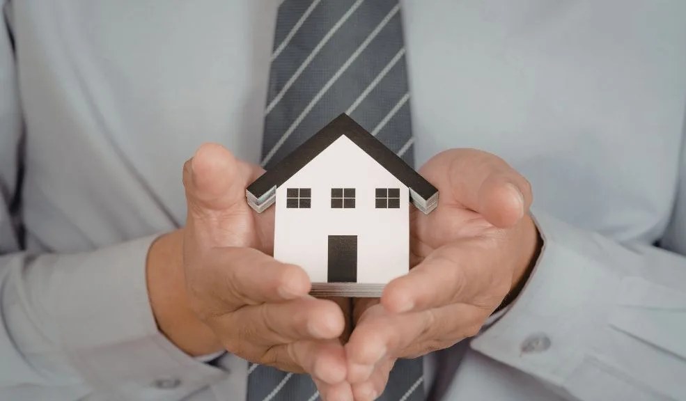Valor de vivienda VIS no tiene que crecer que salario mínimo: Ministerio de Hacienda El ministro de Hacienda le pidió al gremio que se realicen ajustes razonables en sus precios de vivienda, que no necesariamente deben ser el equivalente a los incrementos del salario mínimo.
