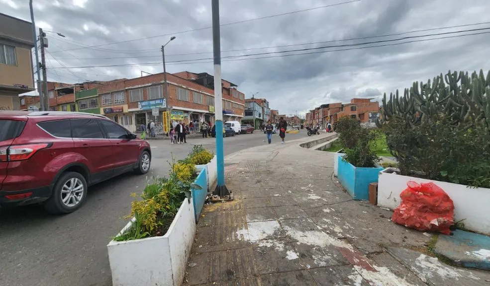 Vecinos hablan del sicariato en Hogares del Sol: "Lo debieron seguir desde hace rato" 1 Vecinos hablan del sicariato en Hogares del Sol: "Lo debieron seguir desde hace rato" Q'HUBO estuvo presente en el barrio Hogares del Sol de Soacha, donde un hombre fue asesinado a tiros por sujetos que se movilizaban en motocicleta. Vecinos contaron algunos detalles del hecho.