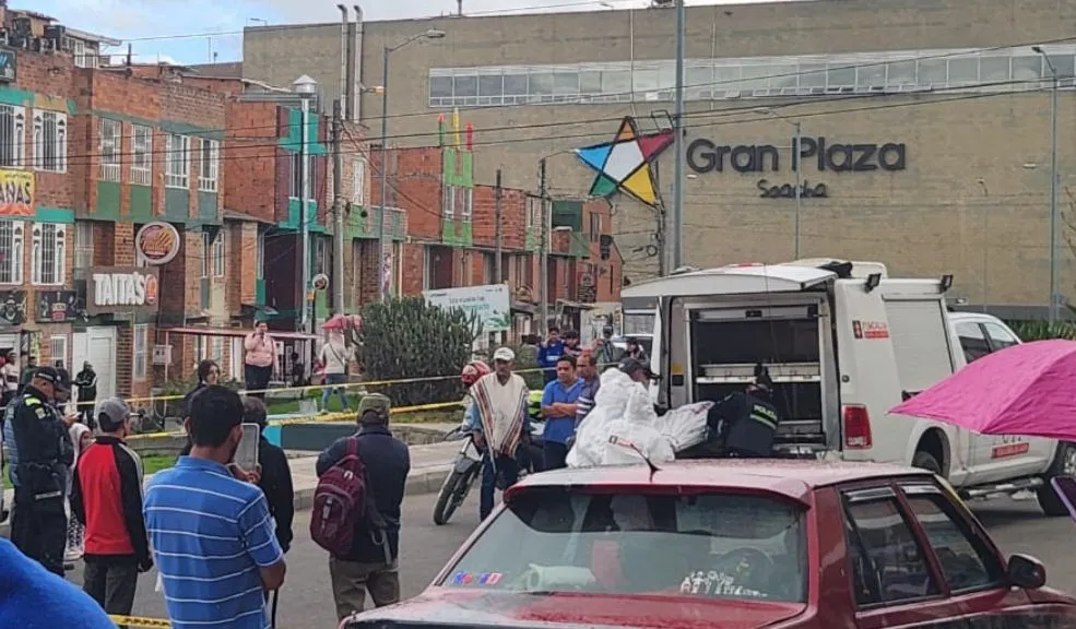 Vecinos hablan del sicariato en Hogares del Sol: "Lo debieron seguir desde hace rato" 2 Vecinos hablan del sicariato en Hogares del Sol: "Lo debieron seguir desde hace rato" Q'HUBO estuvo presente en el barrio Hogares del Sol de Soacha, donde un hombre fue asesinado a tiros por sujetos que se movilizaban en motocicleta. Vecinos contaron algunos detalles del hecho.
